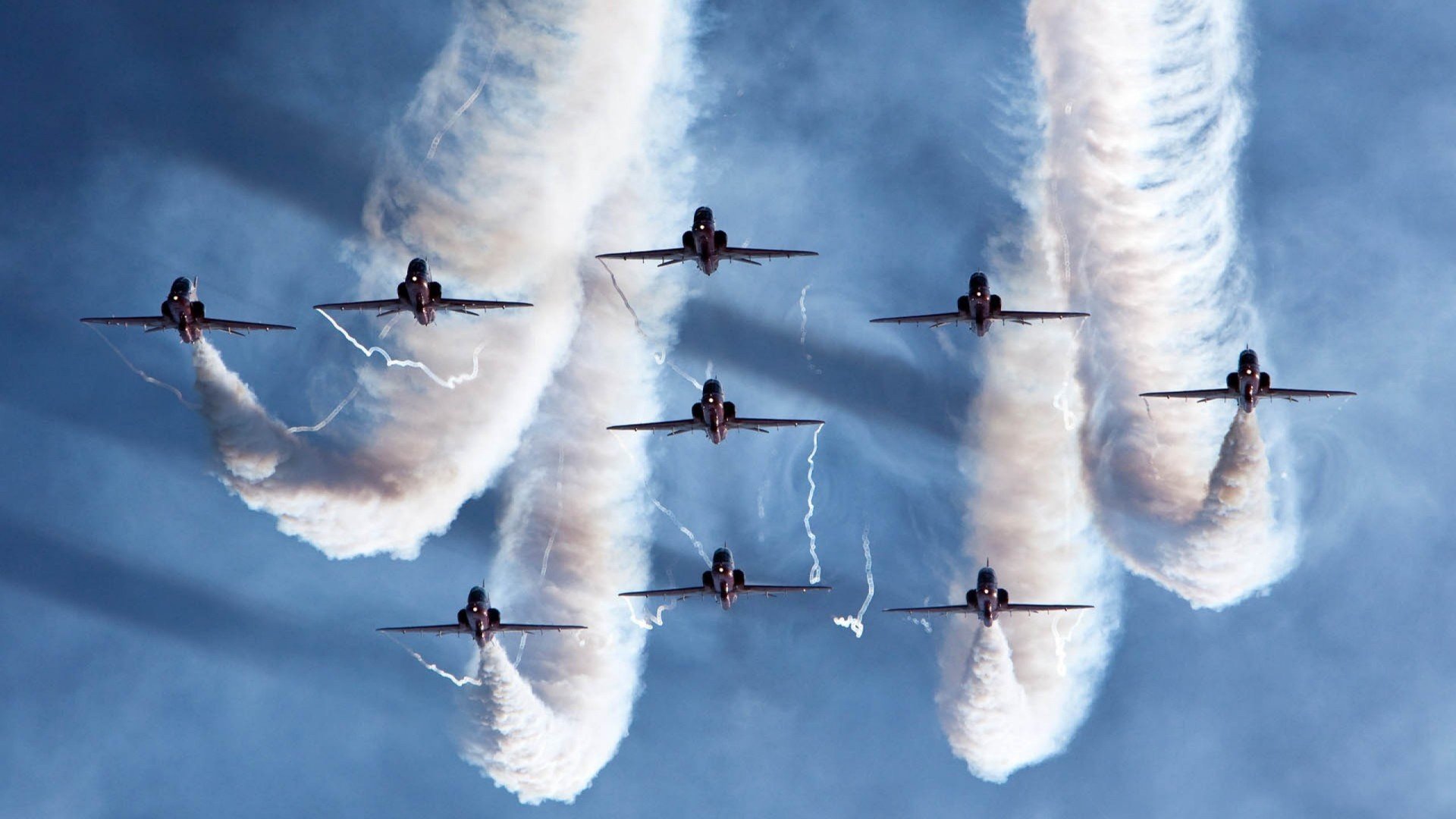 油门与绿茵，两种赛道的终极竞速